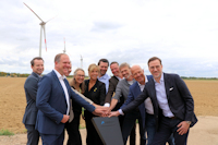 Start mit Ministerin Neubaur (5. v. l.) und Dr. Kießling, Hölscher Holding (rechts). (© OHRA) Start mit Ministerin Neubaur (5. v. l.) und Dr. Kießling, Hölscher Holding (rechts). (© OHRA)