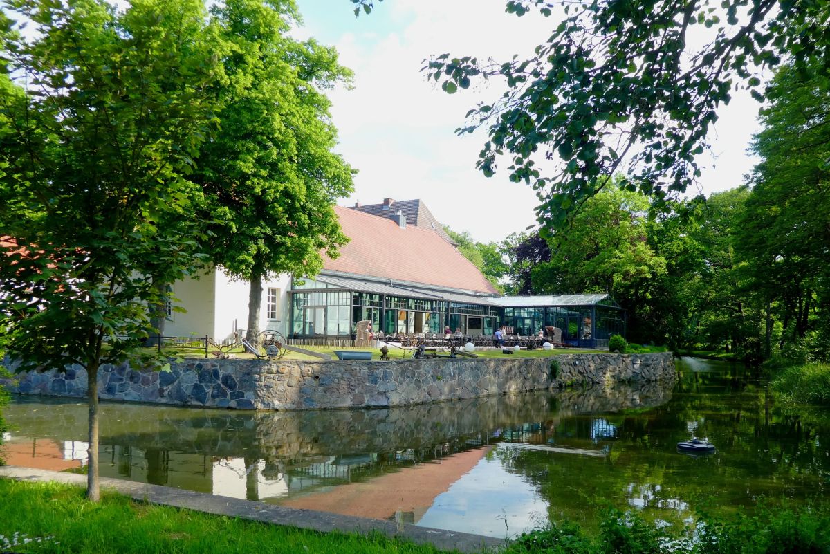 Der perfekte Spätsommer im Wasserschloss Mellenthin (© Ralph Kähne) Der perfekte Spätsommer im Wasserschloss Mellenthin (© Ralph Kähne)