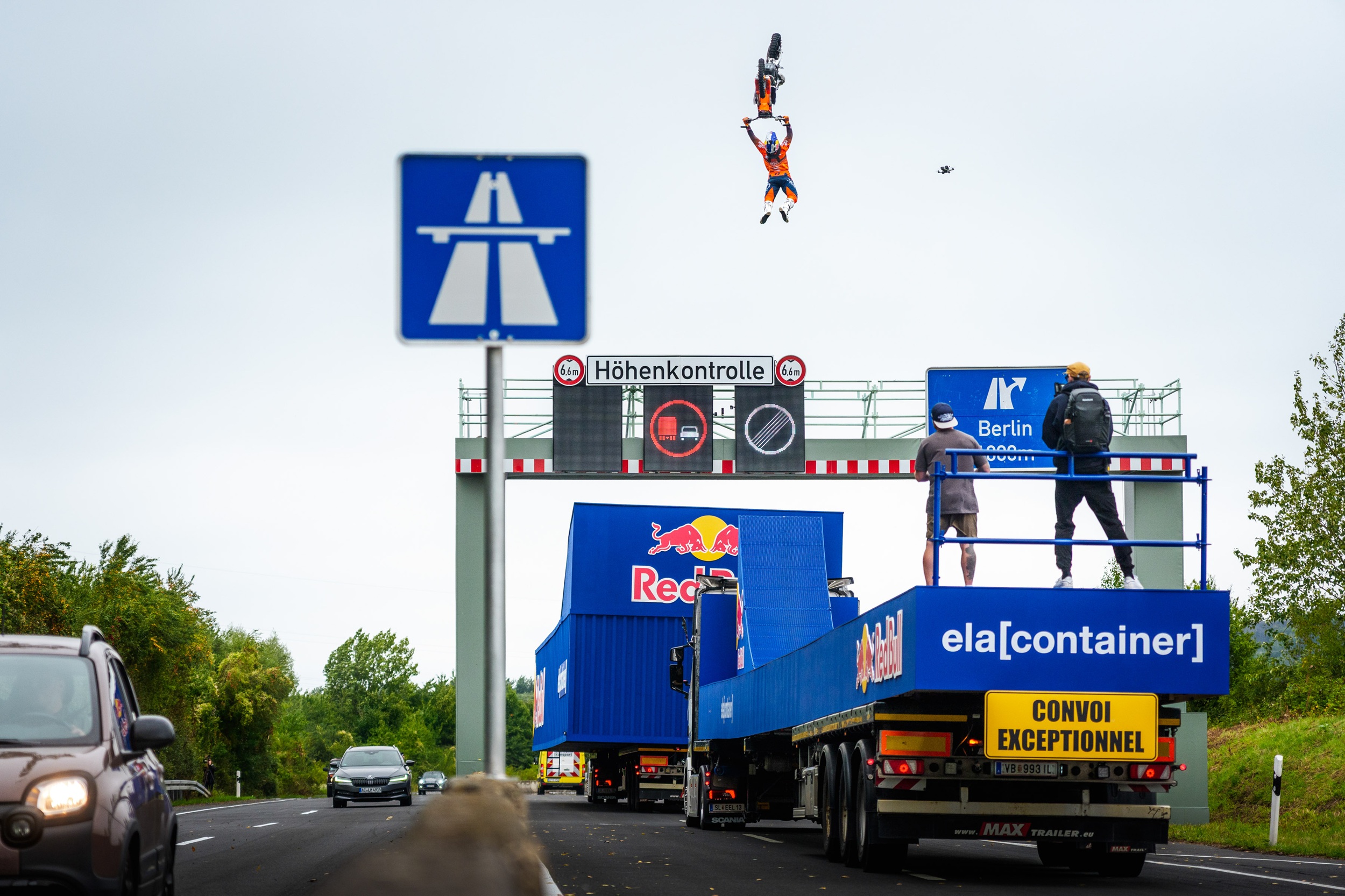 Freestyle-Motocrosser Luc Ackermann vollführt einen Tsunami Backflip über die neun Meter hohe Höhenkontrolle auf der Autobahn. Freestyle-Motocrosser Luc Ackermann vollführt einen Tsunami Backflip über die neun Meter hohe Höhenkontrolle auf der Autobahn.