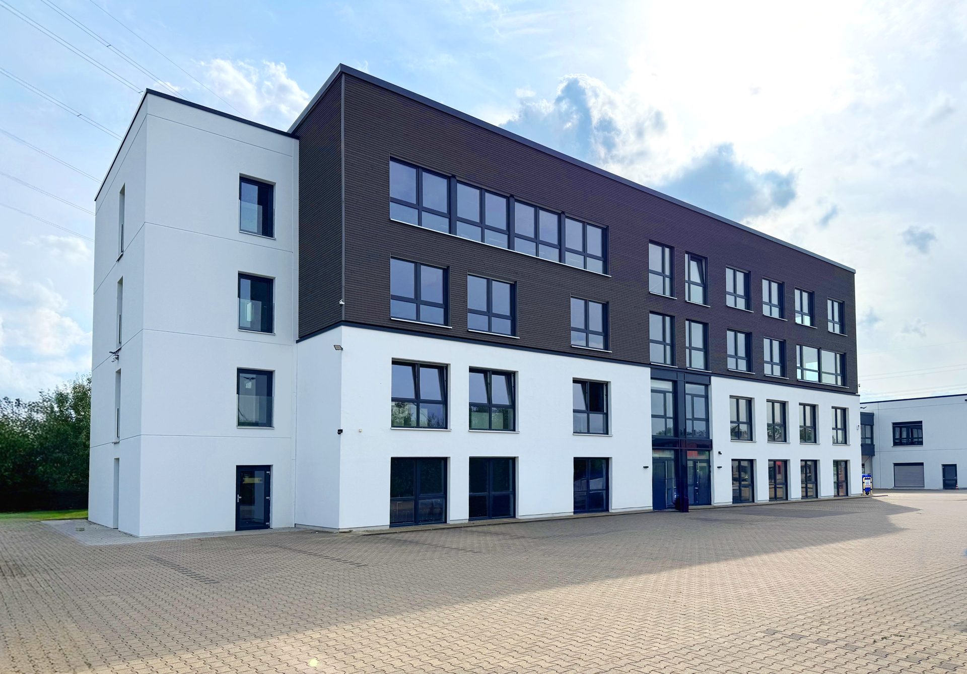 Das fertiggestellte Firmengebäude mit zwei neuen Etagen am Oberen Feld 6 in Paderborn Das fertiggestellte Firmengebäude mit zwei neuen Etagen am Oberen Feld 6 in Paderborn