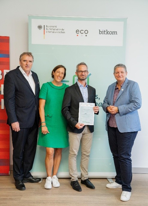v.l.n.r.: Prof. Norbert Pohlmann, Vorstand IT-Sicherheit, eco–Verband der Internetwirtschaft e. V. (Bildquelle: easy software) v.l.n.r.: Prof. Norbert Pohlmann, Vorstand IT-Sicherheit, eco–Verband der Internetwirtschaft e. V. (Bildquelle: easy software)