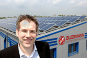 Jens Bussmann vor der firmeneigenen Photovoltaik-Anlage