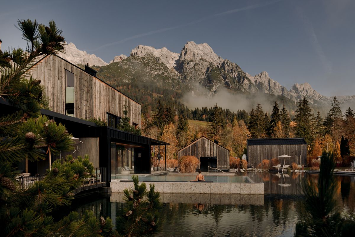 Im Herbst profitieren Gäste von der klaren Bergluft, dem goldenen Licht und den perfekten Bedingunge (© Naturhotel Forsthofgut)