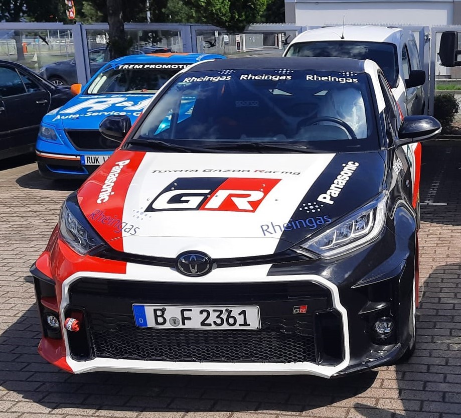 Der Toyota Yaris GR von Fahrer AndréRaupach und seiner Co-Pilotin Clara Wildgrube. (Die Bildrechte liegen bei dem Verfasser der Mitteilung.)