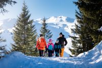 Familie auf einer Winterwanderung durch das Raurisertal