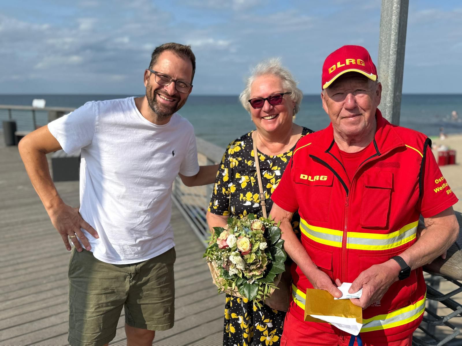 Rainer und Rosi Lehmkuhl mit David Depenau (Bildquelle: Ferien- und Freizeitpark Weissenhäuser Strand) Rainer und Rosi Lehmkuhl mit David Depenau (Bildquelle: Ferien- und Freizeitpark Weissenhäuser Strand)