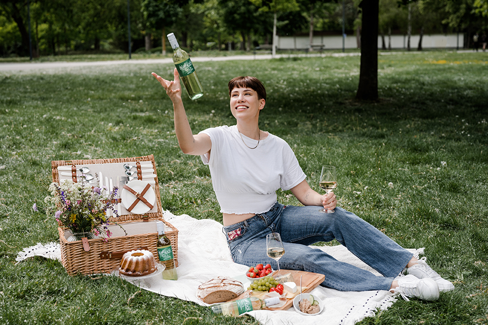 Unbeschwerter Genuss: So leicht kann Wein sein–in PET sicherüberall dabei. (Bildquelle: @Wegenstein) Unbeschwerter Genuss: So leicht kann Wein sein–in PET sicherüberall dabei. (Bildquelle: @Wegenstein)