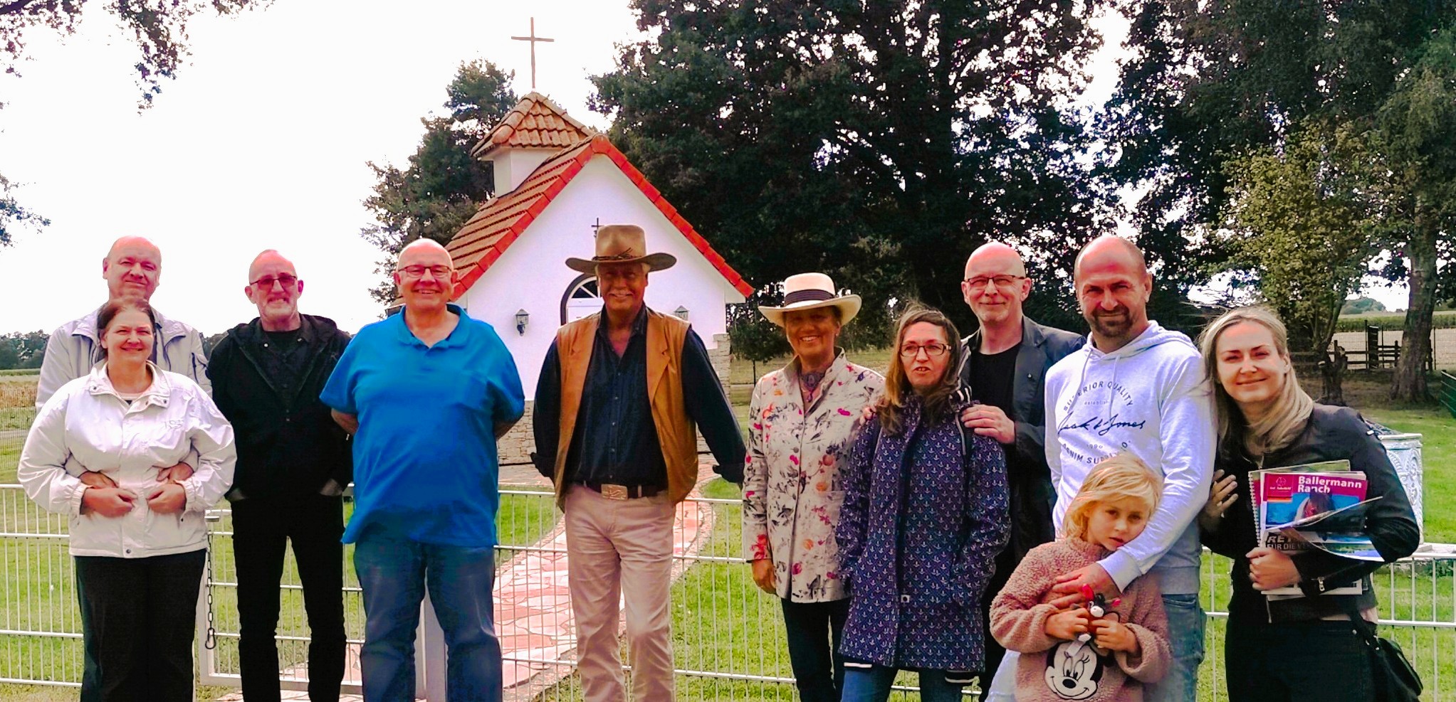 2. Besuchergruppe der Freimaurerloge mit Logenmeister Jörg Redenius (li.) u. den Engelhardts (Die Bildrechte liegen bei dem Verfasser der Mitteilung.) 2. Besuchergruppe der Freimaurerloge mit Logenmeister Jörg Redenius (li.) u. den Engelhardts (Die Bildrechte liegen bei dem Verfasser der Mitteilung.)