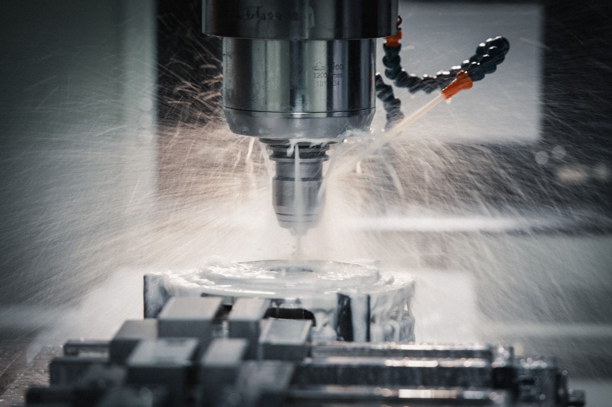Ein Fräswerkzeug trägt Metallspäne von einem Werkstück ab. Quelle: Lorenz Hoffmann GmbH. (© Lorenz Hoffmann GmbH.) Ein Fräswerkzeug trägt Metallspäne von einem Werkstück ab. Quelle: Lorenz Hoffmann GmbH. (© Lorenz Hoffmann GmbH.)