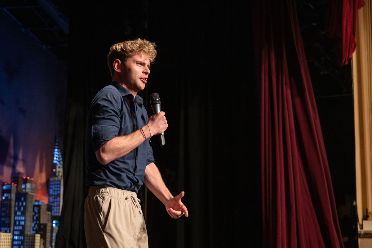Keynote Speaker Veit Schwiemann auf der Bühne bei seiner Performance in New York City. (© Foto_JustinBockey_250825_VS_PB_IT)) Keynote Speaker Veit Schwiemann auf der Bühne bei seiner Performance in New York City. (© Foto_JustinBockey_250825_VS_PB_IT))