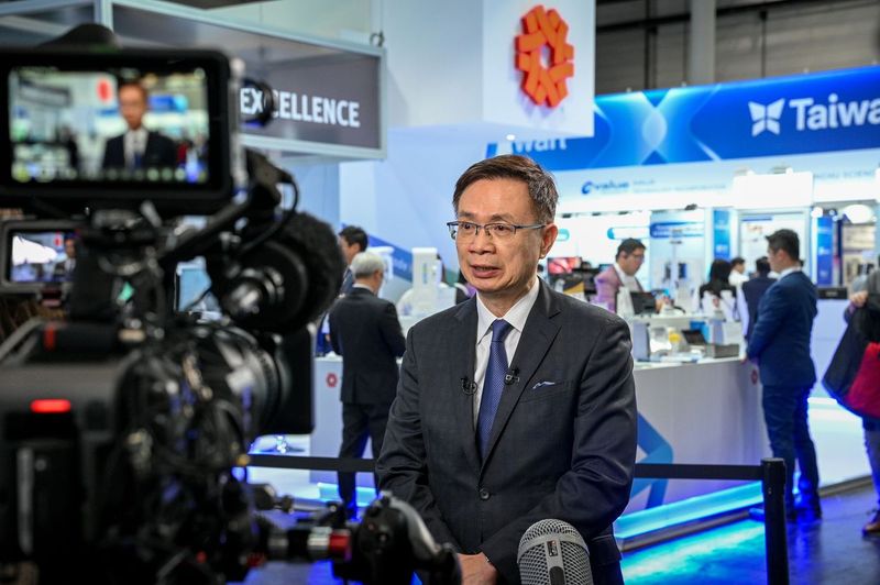James Huang hebt die smarten Technologien und KI-gestützten Produktionssysteme hervor. James Huang hebt die smarten Technologien und KI-gestützten Produktionssysteme hervor.