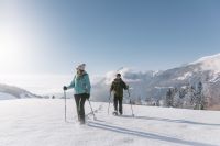 Paar beim Schneeschuhwandern Paar beim Schneeschuhwandern