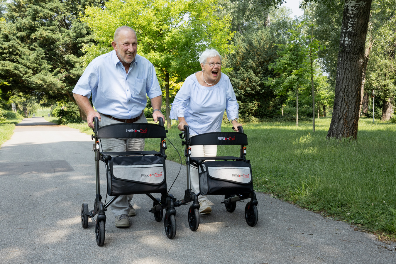 Der Rollator R03 von FreedomChair ist sehr leicht, robust, lässt sich doppelt falten und passt auch in einen kleinen Kofferraum Der Rollator R03 von FreedomChair ist sehr leicht, robust, lässt sich doppelt falten und passt auch in einen kleinen Kofferraum