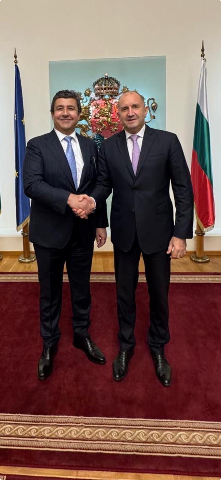 Dr. Cetin Ay mit dem bulgarischen Präsidenten Rumen Georgiev Radev (Die Bildrechte liegen bei dem Verfasser der Mitteilung.)