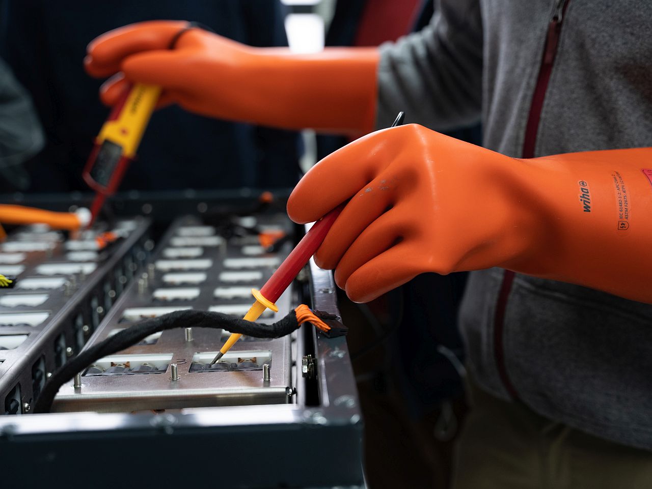 Arbeiten an Hochvoltsystemen in Elektroautos erfordern spezielle Qualifikationen. (Die Bildrechte liegen bei dem Verfasser der Mitteilung.) Arbeiten an Hochvoltsystemen in Elektroautos erfordern spezielle Qualifikationen. (Die Bildrechte liegen bei dem Verfasser der Mitteilung.)