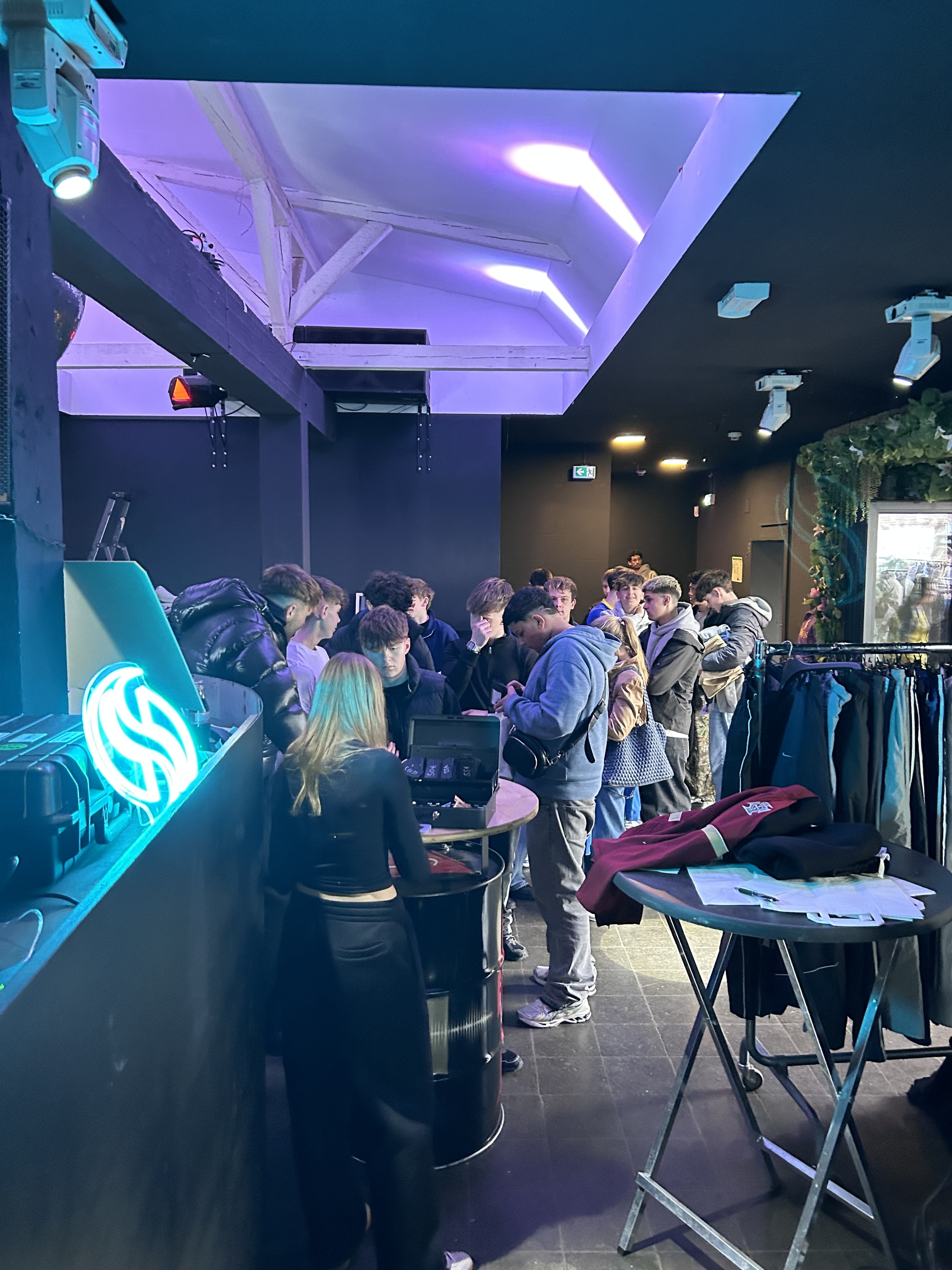 Lange Schlange beim Sportpacks.de Pop-Up