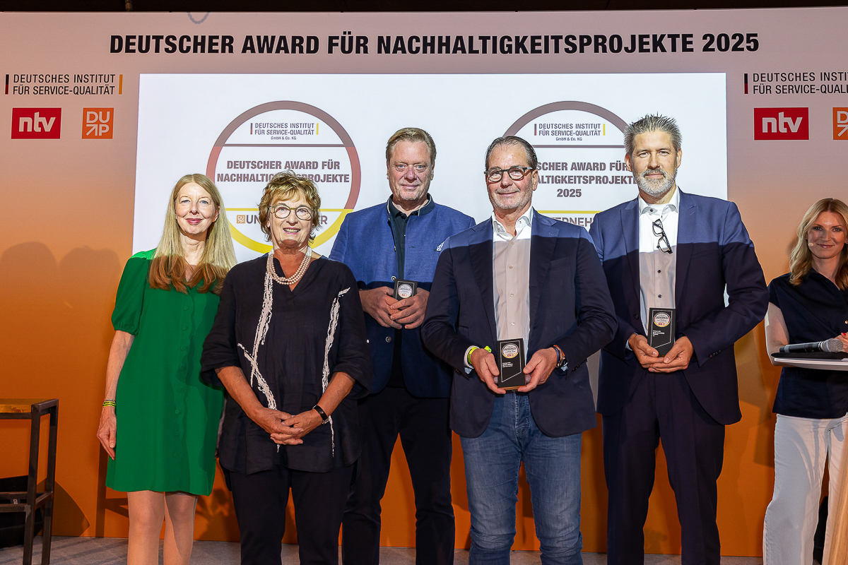Ernestos Varvaroussis, Geschäftsführer von GEVAS software (2. von rechts) bei derÜbergabe des Award (Bildquelle:©Christian Schlenker / ntv / DISQ / DUP)