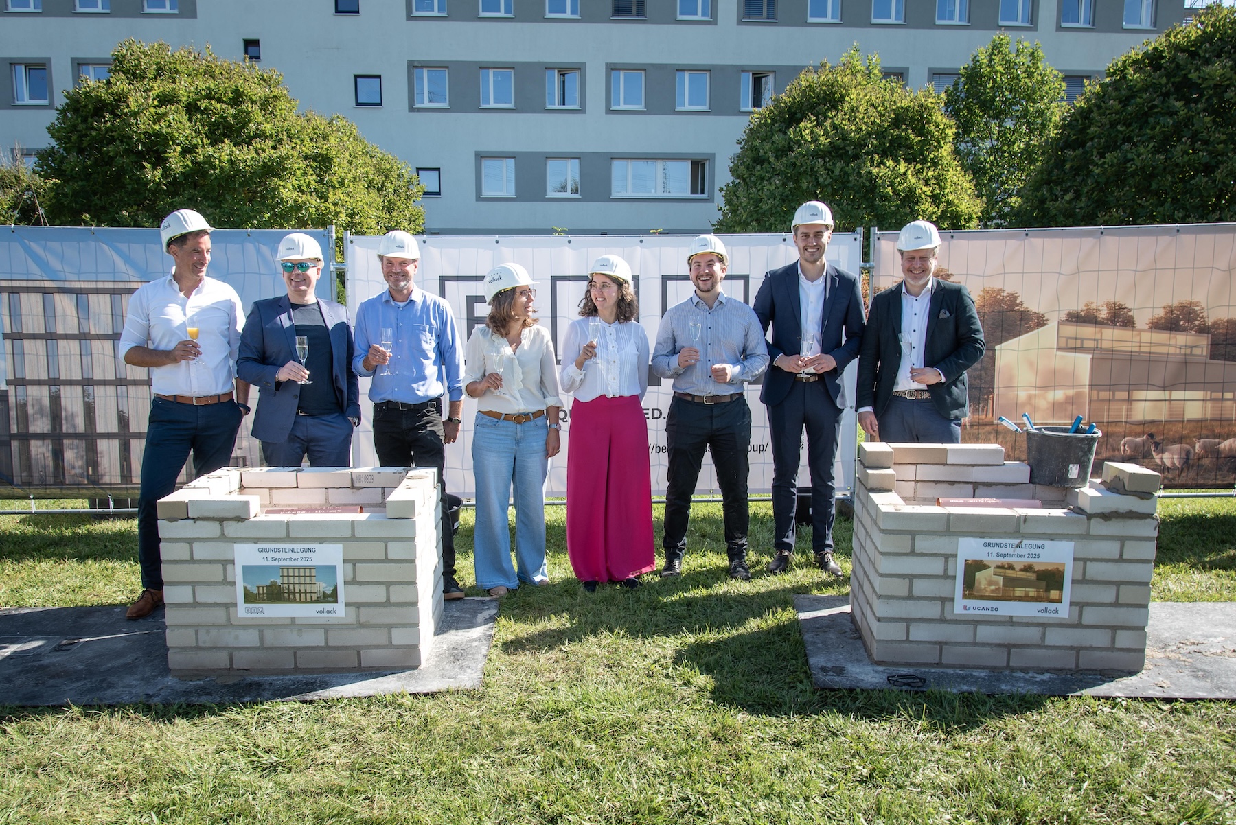 Bei der Grundsteinlegung versenkten die Gäste symbolisch gemeinsam die Zeitkapsel (Bildquelle: Berlin.Industrial.Group) Bei der Grundsteinlegung versenkten die Gäste symbolisch gemeinsam die Zeitkapsel (Bildquelle: Berlin.Industrial.Group)