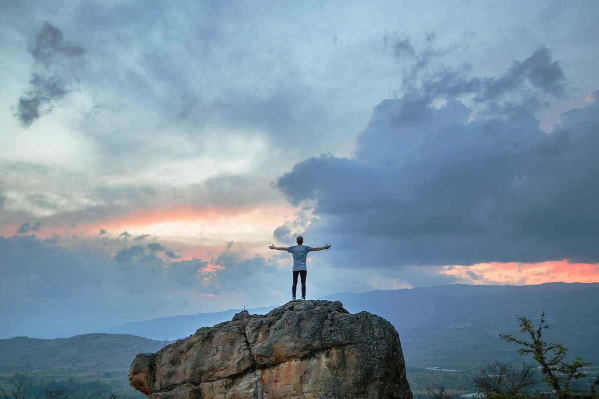 Eine Weiterbildung eröffnet neue Perspektiven und führt zu beruflichen und persönlichen Höhen. (© Joshua Earle / Unsplash)
