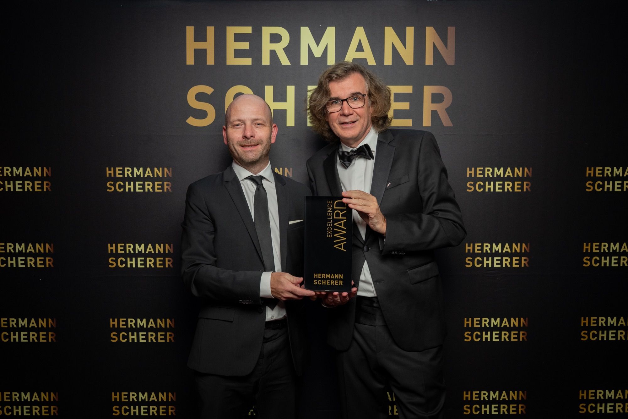 Jens Kramny (links) bekommt von Hermann Scherer den begehrten"Excellence Award"überreicht (Bildquelle: @Justin Bockey)