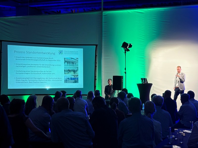 Johannes Hagen stellt die Fortschritte beim Ausbau des Innovations-Quartiers Neunkirchen-Süd vor (Die Bildrechte liegen bei dem Verfasser der Mitteilung.)