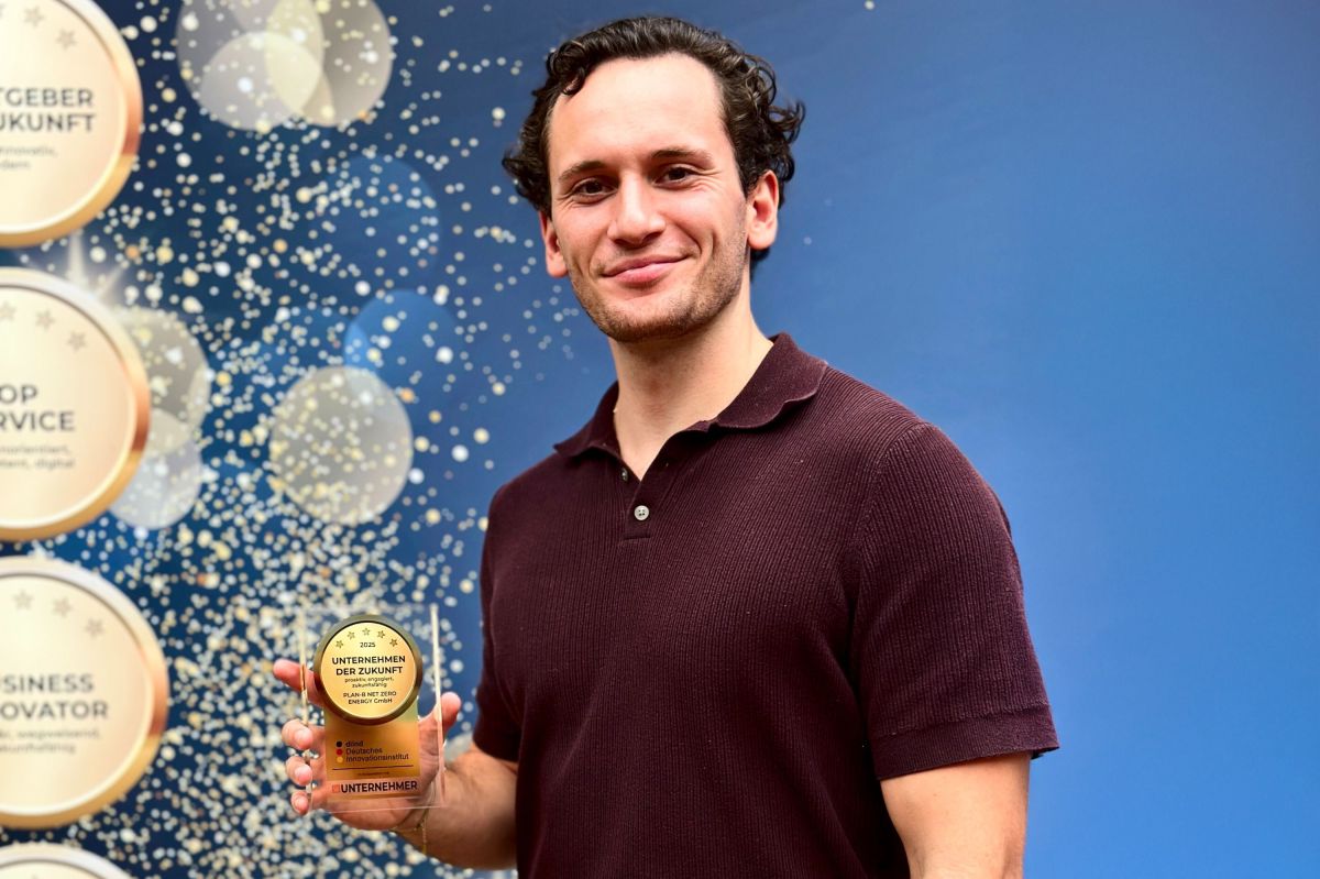 CEO Bradley Mundt nimmt Preis entgegen (© PLAN-B NET ZERO AG)