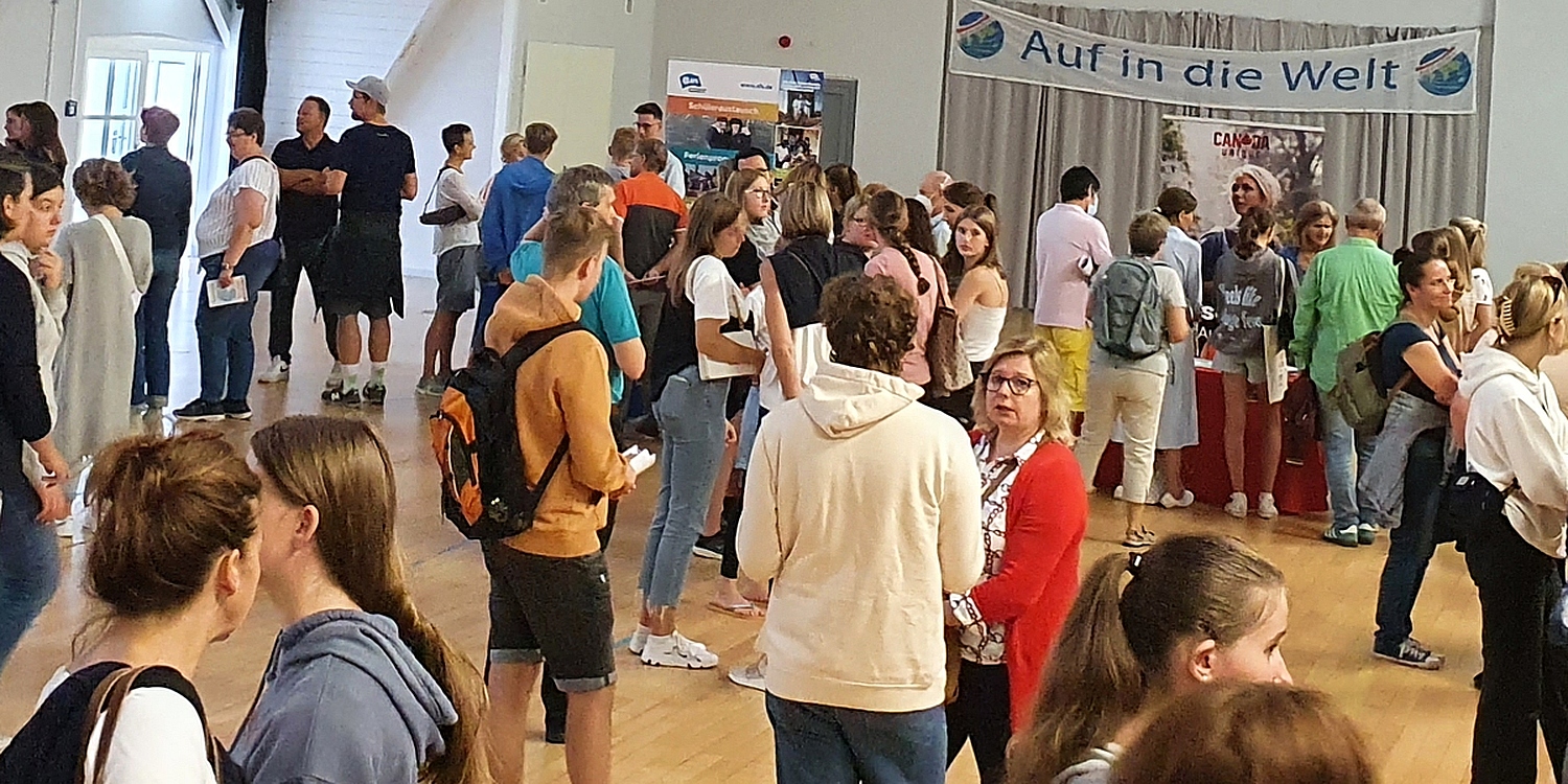 Auf in die Welt: Kostenfreie Informationen Schüleraustausch, Gap Year (Stiftung Völkerverständigung)
