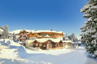 Außenansicht des Hotels im Winter