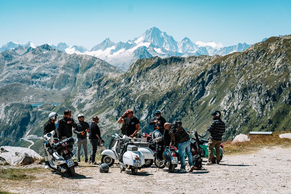 Vespa Pause vor atemberaubender Schweizer Alpenkulisse (© SIP Scootershop)