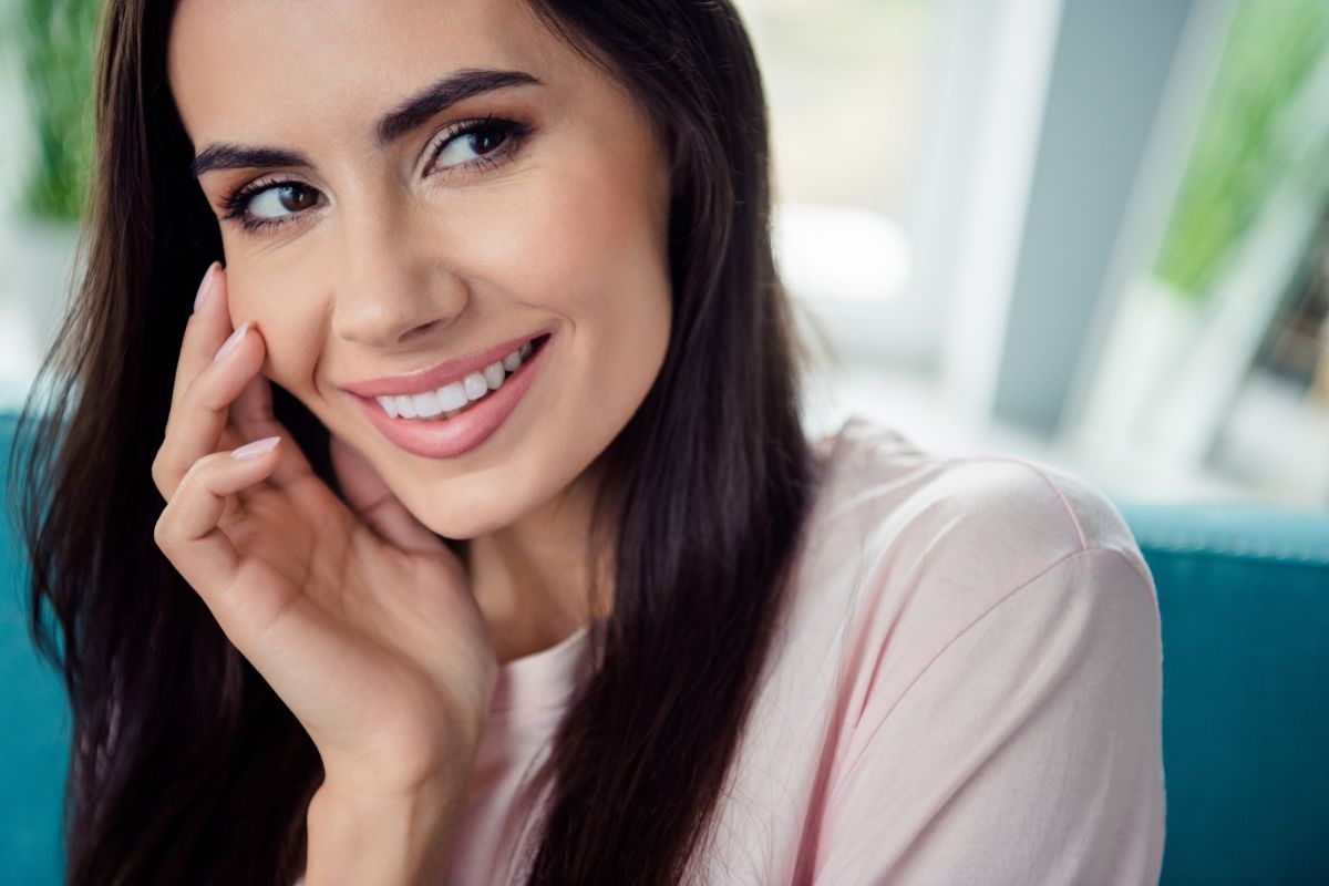 Dentale Verjüngung: Ein Lächeln mit Anti-Aging-Effekt für das gesamte Gesicht. (© iStock / Deagreez)
