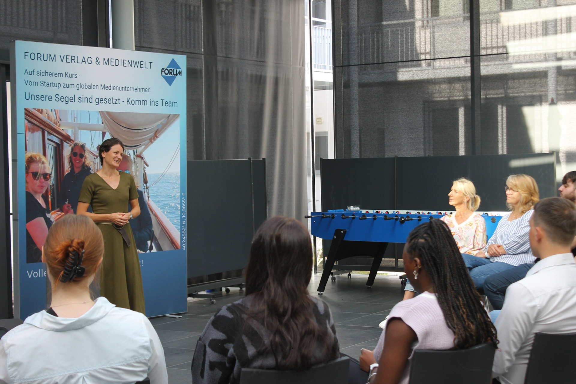 Geschäftsführerin Katrin Krauß-Herkert begrüßt zum Ausbildungsstart die neuen Nachwuchskräfte. (Die Bildrechte liegen bei dem Verfasser der Mitteilung.)