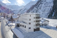 Blick auf das Hotel im Winter (c) Rami Diab (Hotel Cevedale)