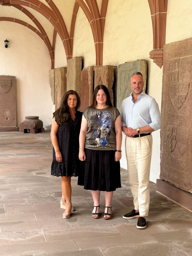 Podcast-Moderationsduo Melanie Besecke und Julius Wagner mit Prof. Dr. Nina Gallion (Mitte) (© Stiftung Kloster Eberbach)