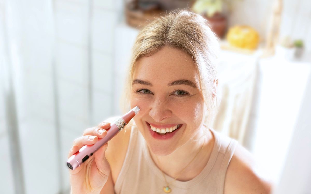 Microneedling zuhause mit einem elektrischen Dermapen (© SkinGlowUp)
