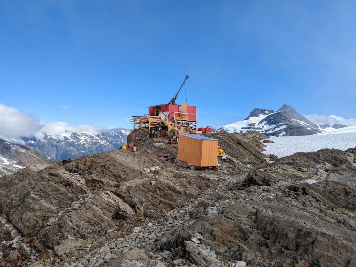 Bohrgeräte müssen per Helikopter aufs Golddigger-Projekt gebracht werden; Quelle Goliath Resources