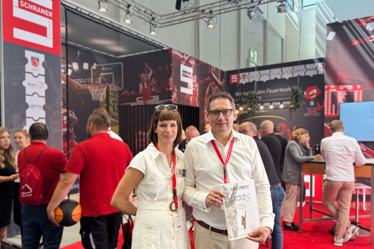 Verena und Stefan Schraner mit Urkunde für das Erreichen der Finalrunde auf der Feuertrutz. (© )