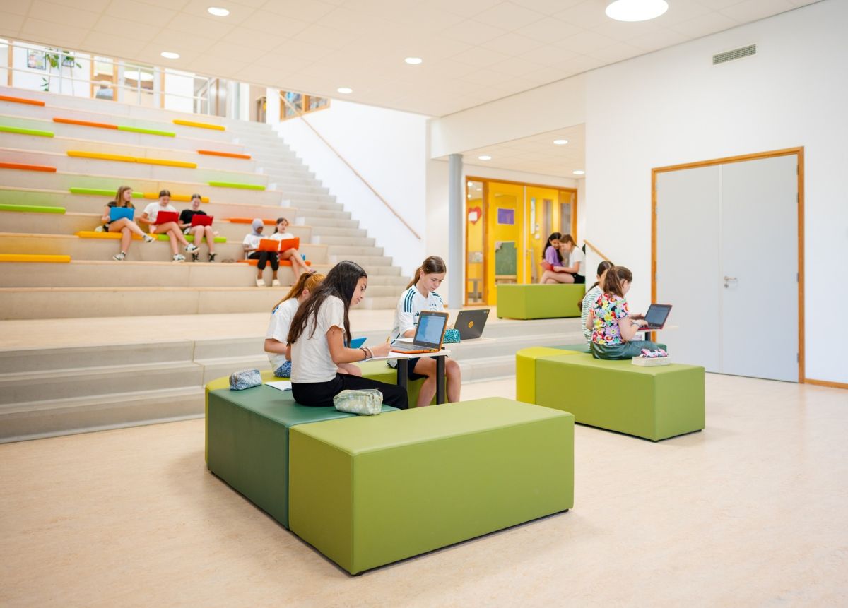 Moderne Lern- und Aufenthaltsräume schaffen Platz für kreative Pausen und kollaboratives Arbeiten. (© Eromesmarko)