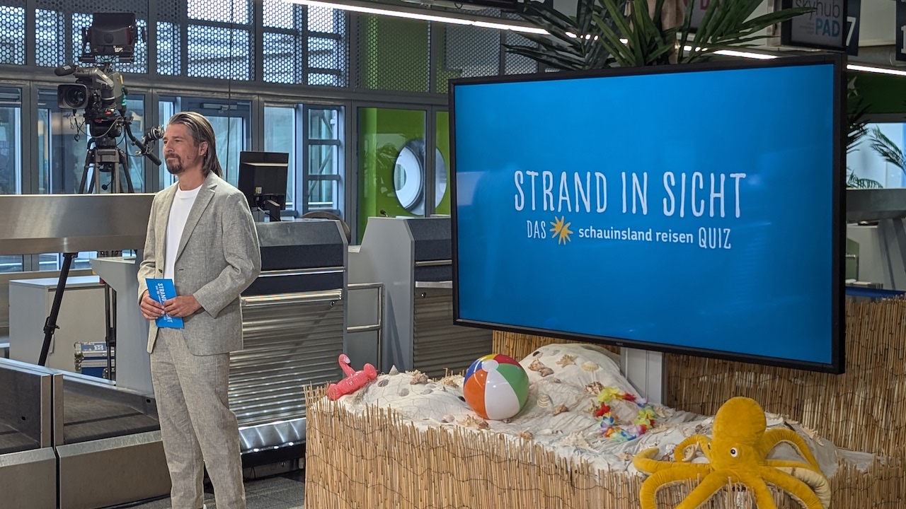 Tommy Scheel Moderator des Formates„Strand in Sicht - Das schauinsland-Reisen Quiz“(Bildquelle: SLR2025) Tommy Scheel Moderator des Formates„Strand in Sicht - Das schauinsland-Reisen Quiz“(Bildquelle: SLR2025)