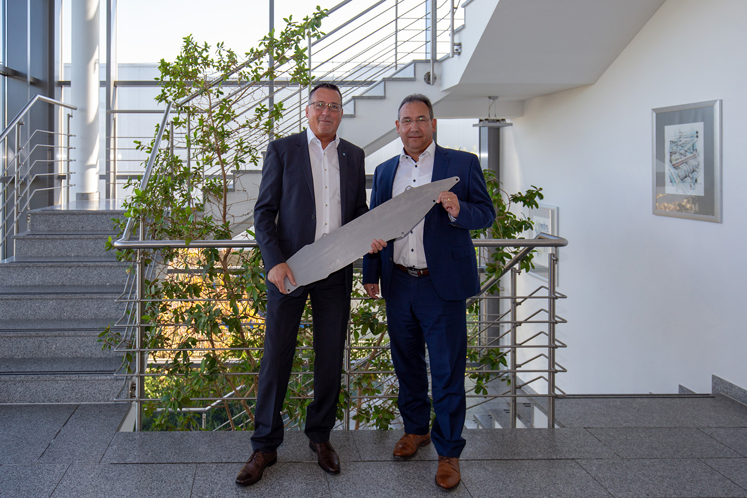 Jörg von Prondzinski, BILCUT GmbH, und Michael Mockenhaupt, EMW, freuen sich über die Zusammenarbeit