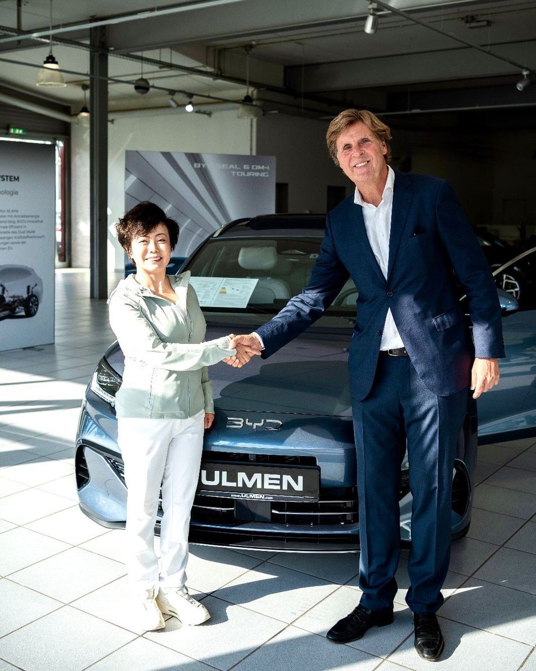 Stella Li und Dr. Klaus Gutberlet. (Bildquelle:©Autohaus Ulmen)
