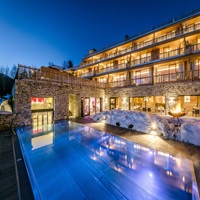 Außenansicht des Hotels bei Dämmerung