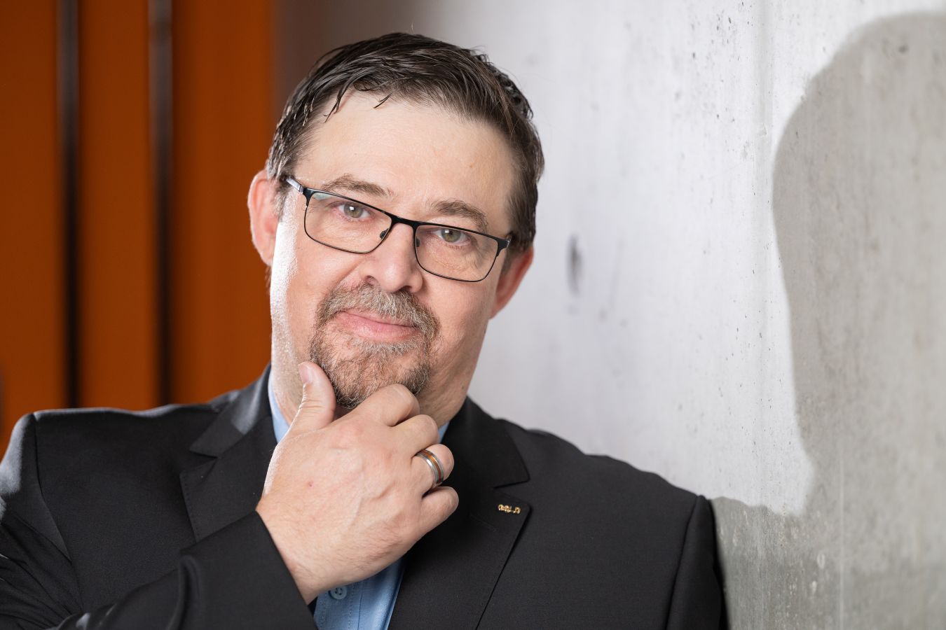 Tibor Bauer alias Mr. Schufa ist Deutschlands bekanntester Finanzinfluencer zum Thema Schufa, Schulden und Insolvenz
