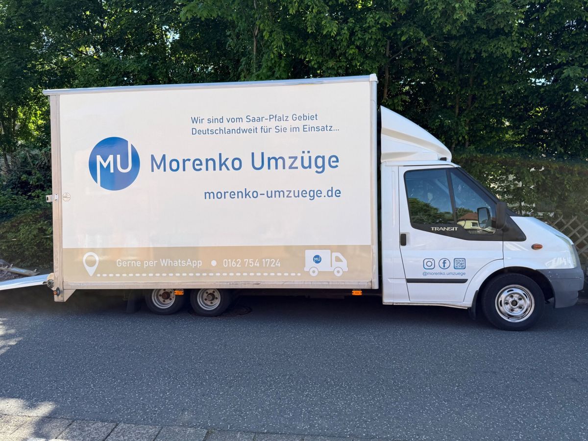 Firmenfahrzeug von Morenko Umzüge mit hydraulischer Absenkung (© Dmytro Morenko)