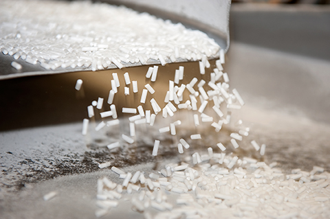 Kunststoffgranulate aus der Produktion in Cany-Barville (Normandie). Bildrechte: Polytechs