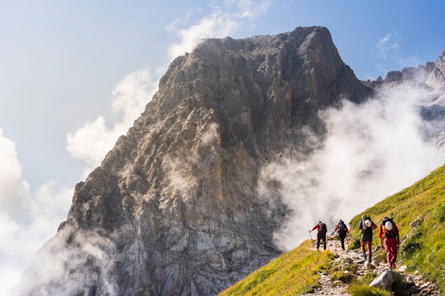 Wer sicher und entspannt in den Bergen unterwegs sein möchte, sollte jede Tour sorgfältig planen. (Bildquelle: ERGO Group)