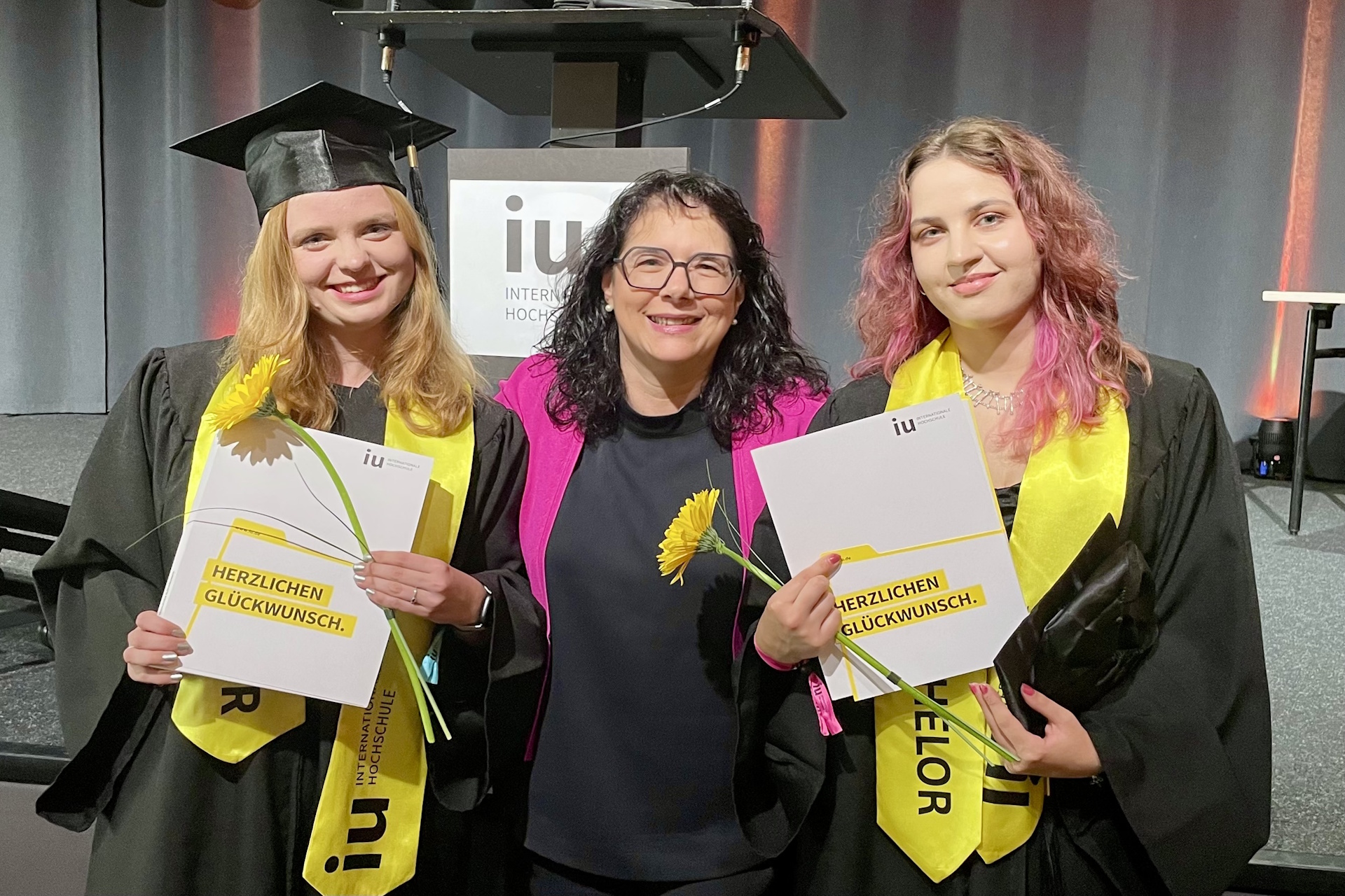 Ausbildungsleiterin Daniela Krauss (Mitte) mit den beiden erfolgreichen Absolventinnen (Die Bildrechte liegen bei dem Verfasser der Mitteilung.)