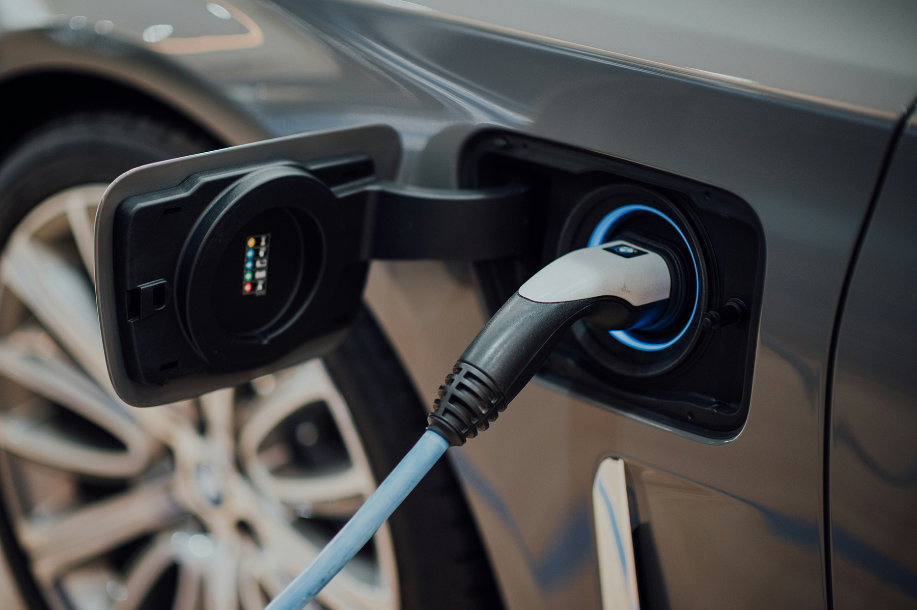 Bidirektionale Ladesysteme verwandeln E-Autos in rollende Energiespeicher die den Strom hin und her (Bildquelle: chuttersnap-xJLsHl0hIik-unsplash)