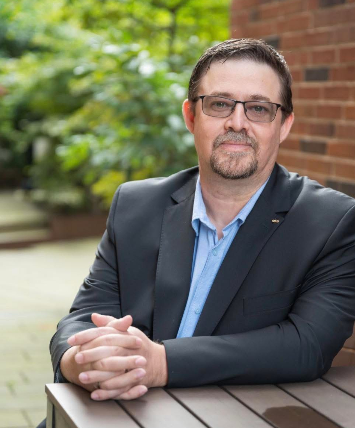 Tibor Bauer alias Mr. Schufa ist Deutschlands bekanntester Finanzinfluencer zum Thema Schufa, Schulden und Insolvenz
