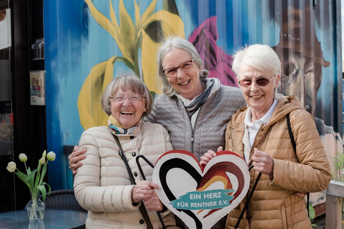 Drei Seniorinnen während einer Veranstaltung von 