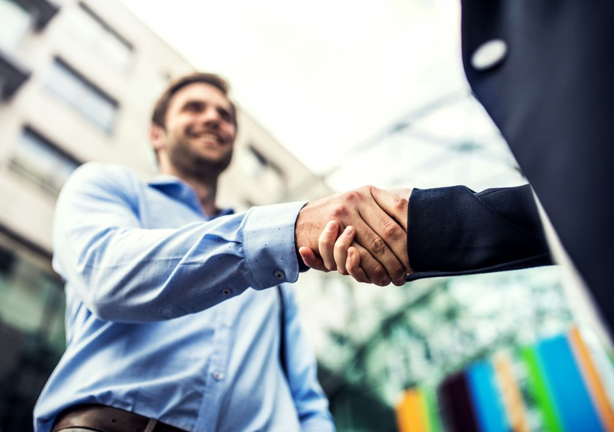 Glückwunsch zum Job! Eine Umschulung ermöglicht es, in einem neuen Beruf voll durchzustarten. (© Getty Images / Unsplash)